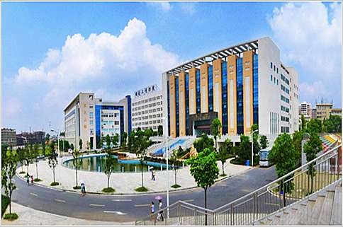 湖南工程職業(yè)技術(shù)學(xué)院位于湖南省長沙市，是一所國有公辦全日制普通高等院校。新建的報告廳/會議室按照會議培訓(xùn)型標(biāo)準(zhǔn)進行設(shè)計，系統(tǒng)建成后會場聲場均勻，配套TM系列數(shù)字會議發(fā)言系列，高保真還原與會發(fā)言者現(xiàn)場聲音，達到廳堂類會議建設(shè)一級標(biāo)準(zhǔn)。一套中控系統(tǒng)的配置，在實際使用中，通過手機或平板即可開關(guān)機柜設(shè)備，投影機投影幕設(shè)備及照明燈光窗簾等電子電動設(shè)備，帶來方便快捷的用戶體驗。會議室配置的無線U段數(shù)字會議發(fā)言系列，結(jié)合了會議室移動會議的特點，極佳保證會議效果。