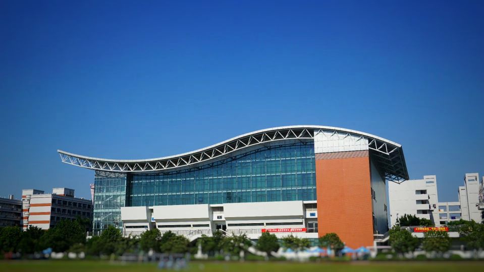 廣東女子職業(yè)技術(shù)學(xué)院（Guangdong Women's Polytechnic College）由廣東省婦聯(lián)主辦、經(jīng)廣東省人民政府批準(zhǔn)成立的公辦女子高等學(xué)府，學(xué)校為廣東省級示范性高職院校，是廣東省職業(yè)院?！半p師型”教師培訓(xùn)基地、全國家庭教育學(xué)會廣州培訓(xùn)基地、全國職業(yè)院校數(shù)字校園建設(shè)實驗校。