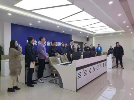 2020年到2021年，該區(qū)先后投資1500萬元建成區(qū)應(yīng)急指揮中心，整合區(qū)級(jí)各部門應(yīng)急平臺(tái)和資源系統(tǒng)，目前已初步實(shí)現(xiàn)應(yīng)急預(yù)案數(shù)字化、指揮調(diào)度可視化、處置資源共享化，具備城市風(fēng)險(xiǎn)源普查、?；窓z測(cè)預(yù)警、可視化應(yīng)急指揮調(diào)度、重大事故專家“同框會(huì)診”等功能，安徽省肥西縣、江蘇省鹽城市等地的同行紛紛慕名前來參觀學(xué)習(xí)。據(jù)該區(qū)應(yīng)急局局長王惠強(qiáng)介紹，“十四五”期間，他們還將下大力通過信息化推進(jìn)應(yīng)急管理現(xiàn)代化，提高監(jiān)測(cè)預(yù)警能力、監(jiān)管執(zhí)法能力、輔助指揮決策能力、救援實(shí)戰(zhàn)能力和社會(huì)動(dòng)員能力，明年將再次投資1000萬元用于推進(jìn)“九小場(chǎng)所”安全管家項(xiàng)目和用電安全監(jiān)管服務(wù)系統(tǒng)（試點(diǎn)）項(xiàng)目，積極探索智慧安防工作運(yùn)用和推廣